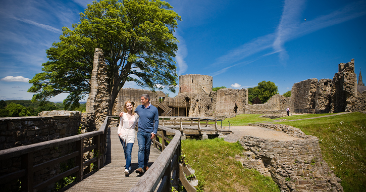 couple walking through the grounds of Barnard Castle